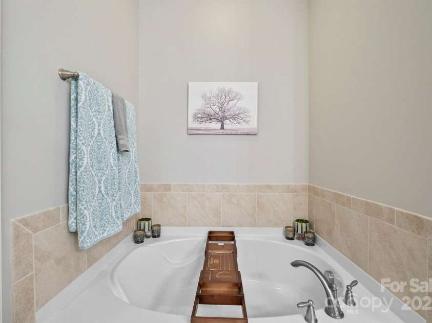 7322 Dulnian Way, Charlotte, NC 28278.  MLS# CAR4272540, YatesRealty ID 30530. Primary bathroom garden tub great for relaxing after a long day.