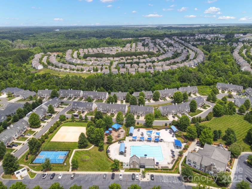 7322 Dulnian Way, Charlotte, NC 28278.  MLS# CAR4272540, YatesRealty ID 30530. Wonderful amenties including outdoor pool, volleyball and basketball.