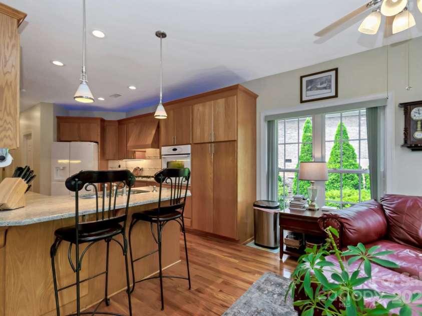 49 Scenic Ridge Drive, Hickory, NC 28601.  MLS# CAR4286788, YatesRealty ID 30531. Breakfast Bar