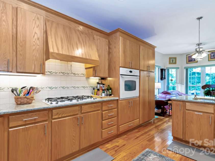 49 Scenic Ridge Drive, Hickory, NC 28601.  MLS# CAR4286788, YatesRealty ID 30531. Gas Stove