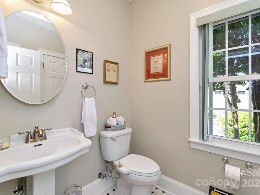 49 Scenic Ridge Drive, Hickory, NC 28601.  MLS# CAR4286788, YatesRealty ID 30531. Half Bath for Guests