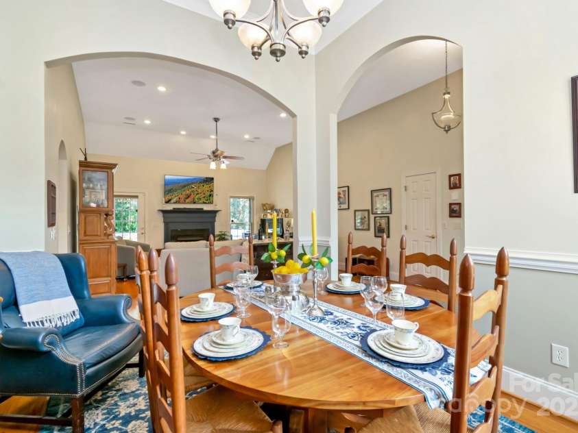 49 Scenic Ridge Drive, Hickory, NC 28601.  MLS# CAR4286788, YatesRealty ID 30531. Spacious Dining Room