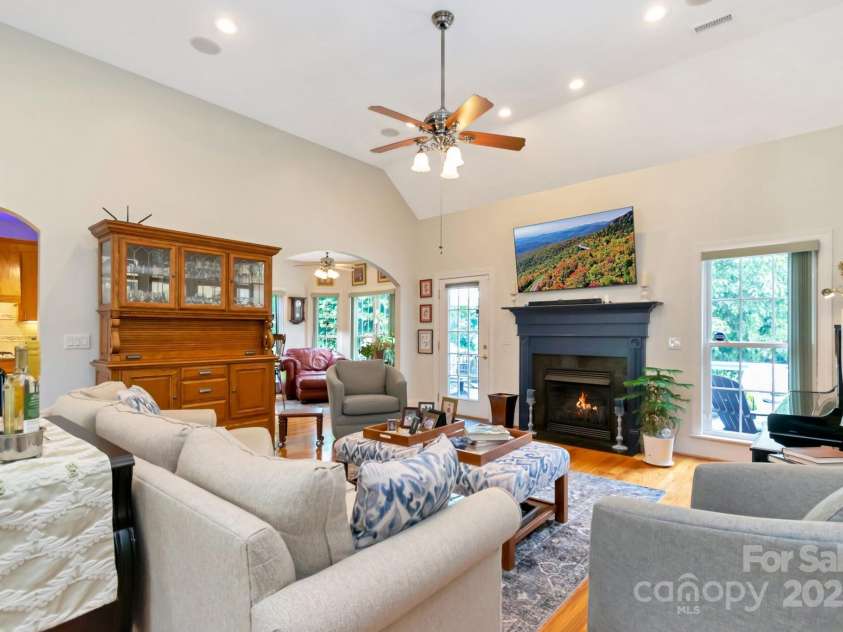 49 Scenic Ridge Drive, Hickory, NC 28601.  MLS# CAR4286788, YatesRealty ID 30531. Welcome to your new home