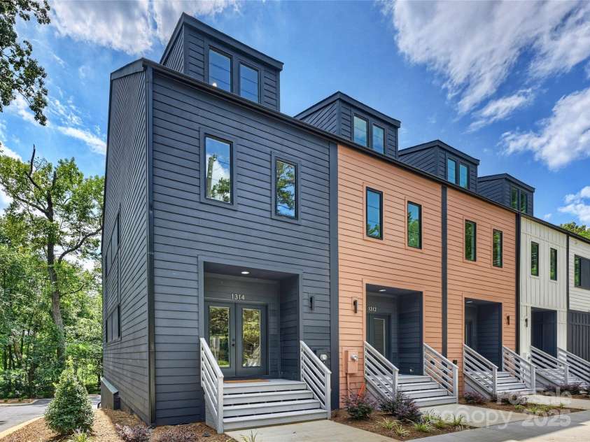1314 Carolyn Drive, Charlotte, NC 28205.  MLS# CAR4294591, YatesRealty ID 30532. End Unit