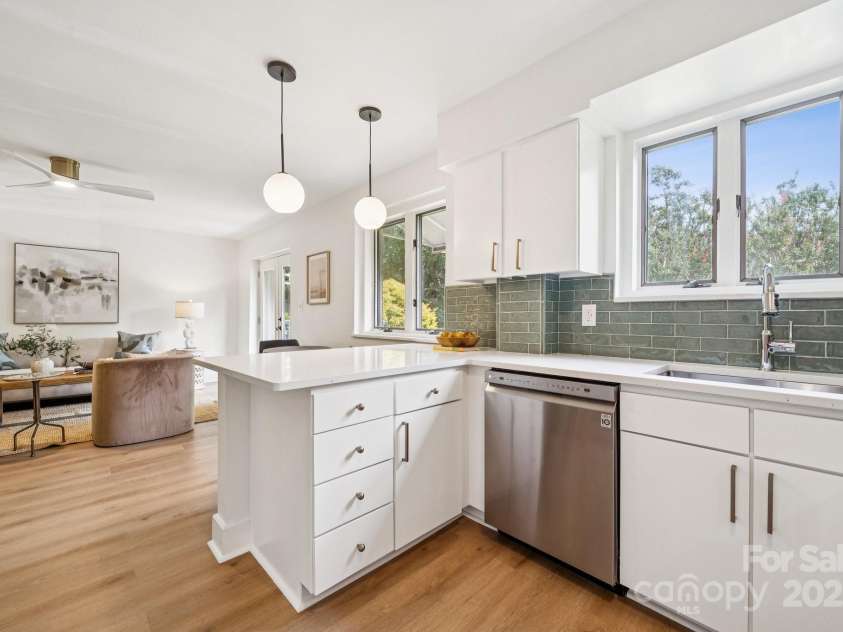 2421 Vail Avenue, Charlotte, NC 28207.  MLS# CAR4287766, YatesRealty ID 30535. 