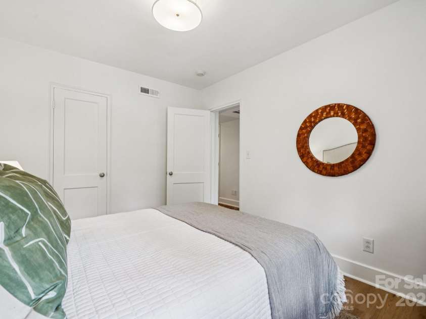 2421 Vail Avenue, Charlotte, NC 28207.  MLS# CAR4287766, YatesRealty ID 30535. 