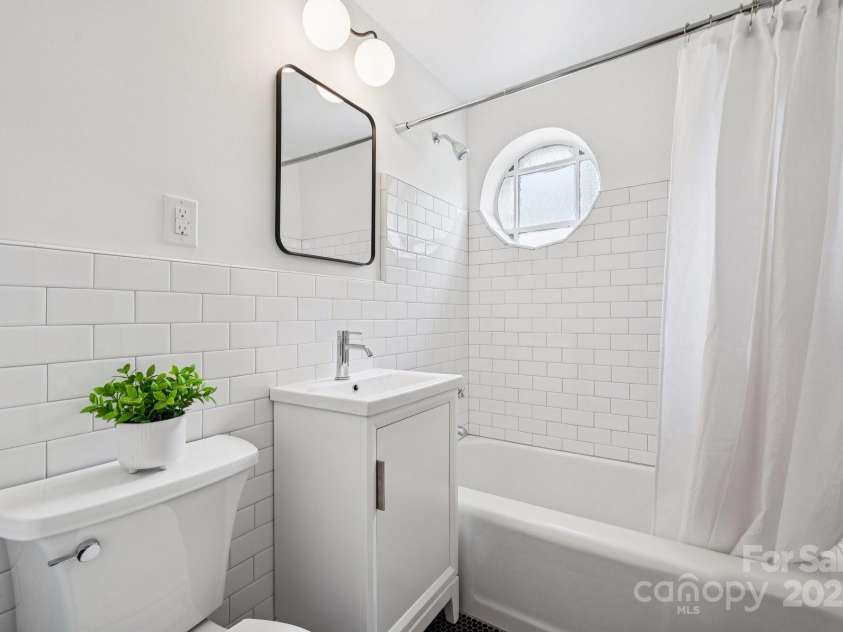 2421 Vail Avenue, Charlotte, NC 28207.  MLS# CAR4287766, YatesRealty ID 30535. 