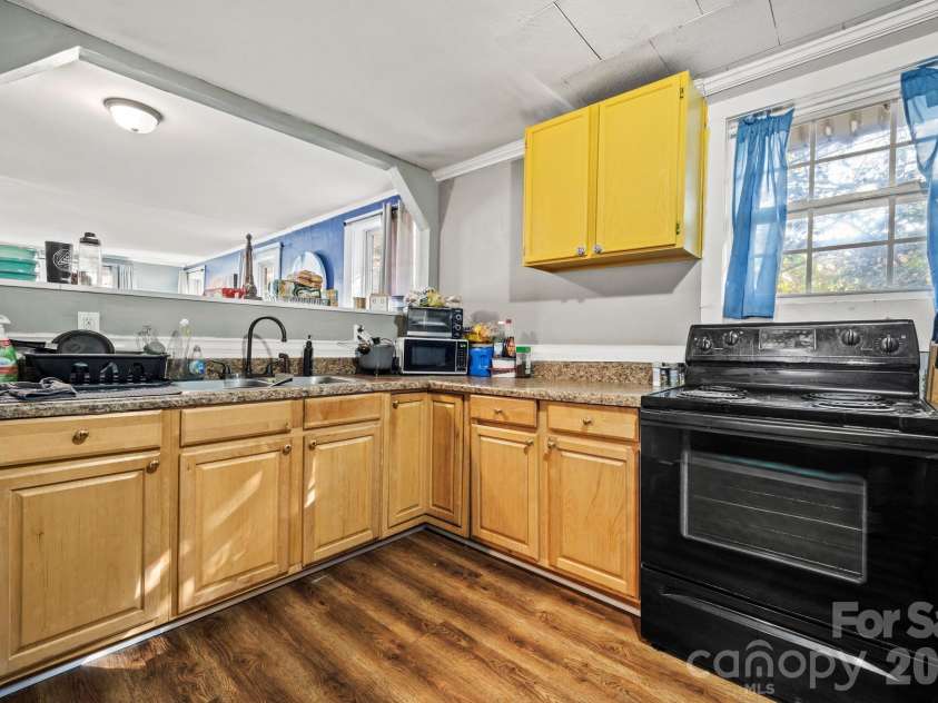 933 Rowan Street, Charlotte, NC 28208.  MLS# CAR4391506, YatesRealty ID 30535. 