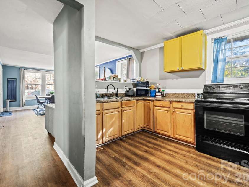 933 Rowan Street, Charlotte, NC 28208.  MLS# CAR4391506, YatesRealty ID 30535. 