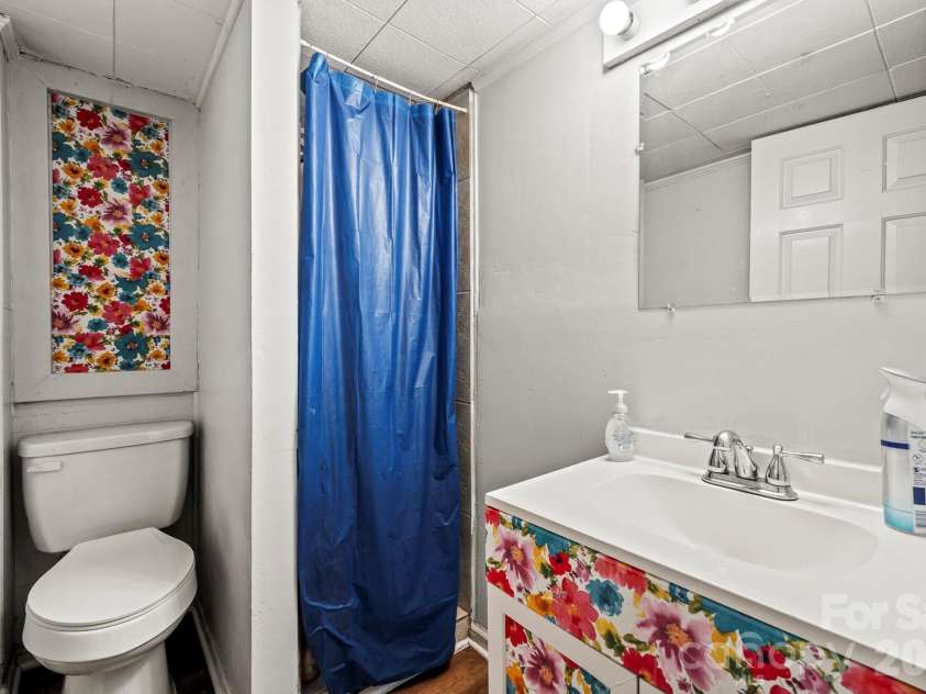 933 Rowan Street, Charlotte, NC 28208.  MLS# CAR4391506, YatesRealty ID 30535. 