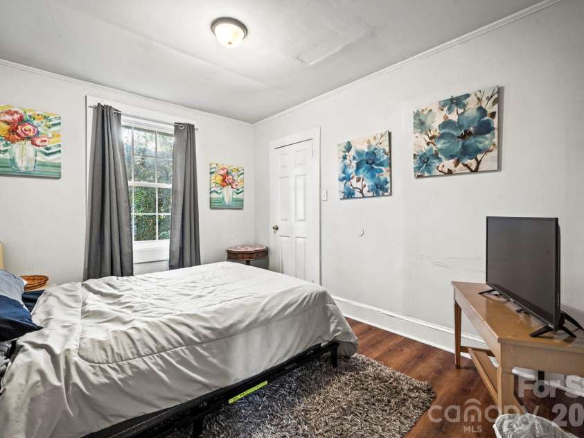 933 Rowan Street, Charlotte, NC 28208.  MLS# CAR4391506, YatesRealty ID 30535. 