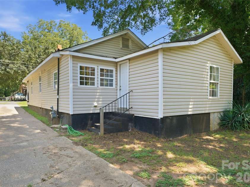 933 Rowan Street, Charlotte, NC 28208.  MLS# CAR4391506, YatesRealty ID 30535. 