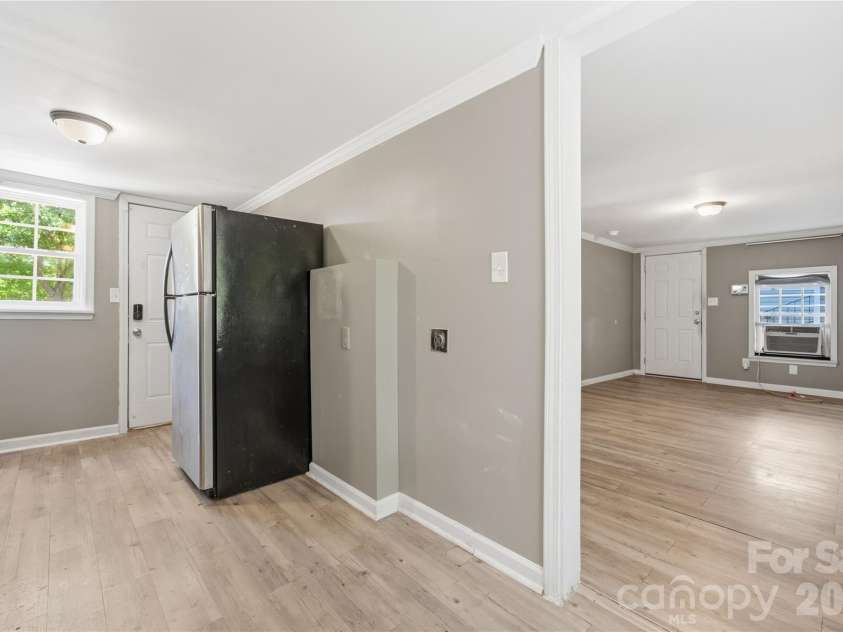 933 Rowan Street, Charlotte, NC 28208.  MLS# CAR4391506, YatesRealty ID 30535. 
