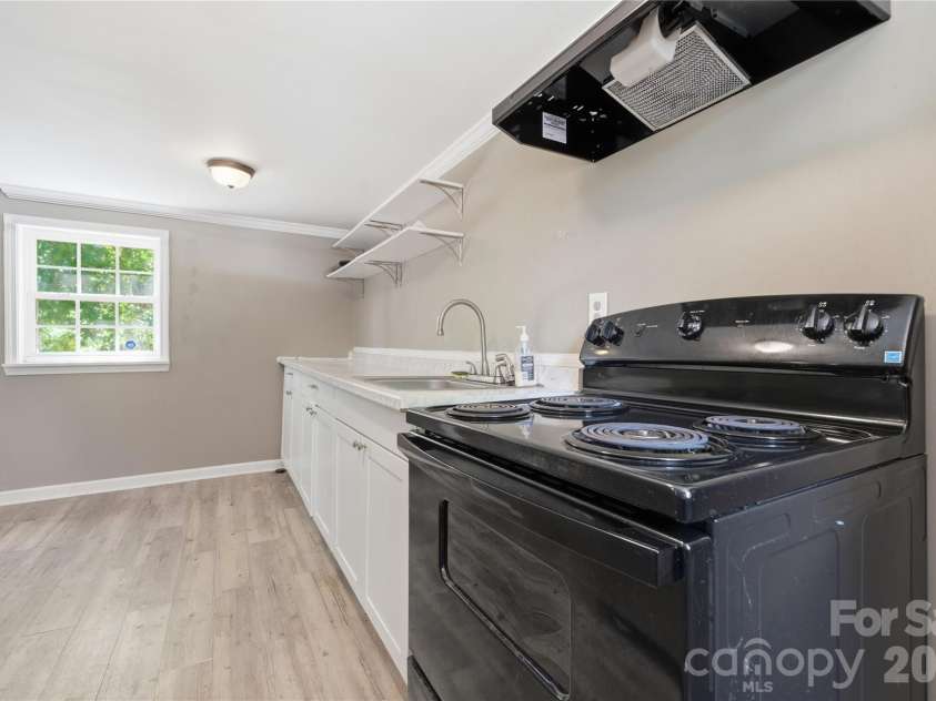 933 Rowan Street, Charlotte, NC 28208.  MLS# CAR4391506, YatesRealty ID 30535. 