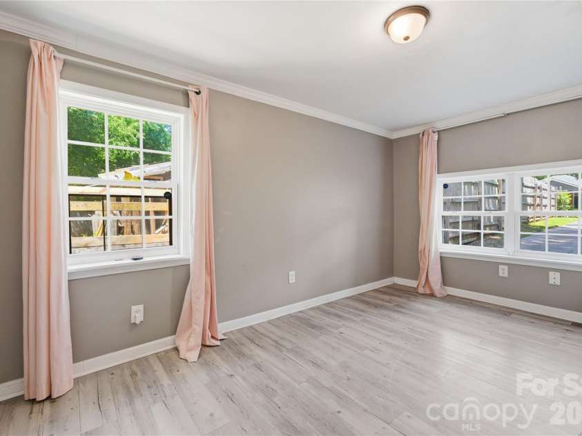 933 Rowan Street, Charlotte, NC 28208.  MLS# CAR4391506, YatesRealty ID 30535. 