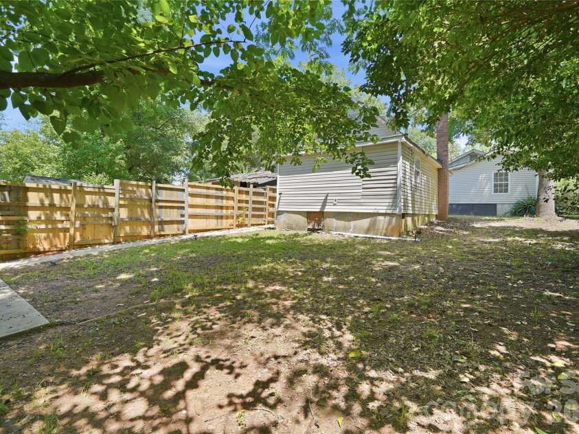 933 Rowan Street, Charlotte, NC 28208.  MLS# CAR4391506, YatesRealty ID 30535. 