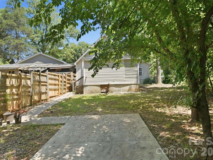 933 Rowan Street, Charlotte, NC 28208.  MLS# CAR4391506, YatesRealty ID 30535. 