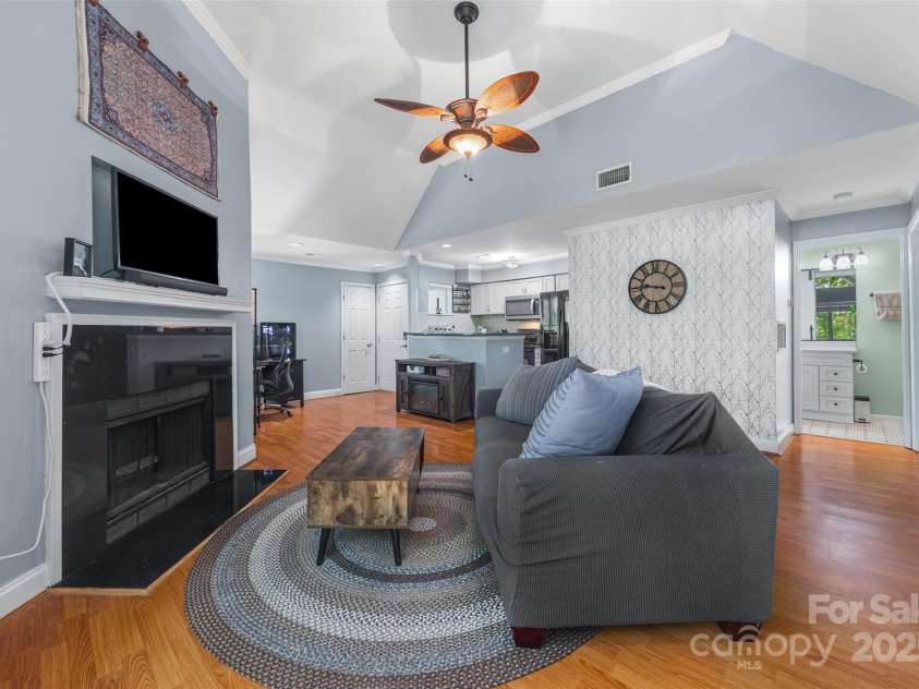 2510 Cranbrook Lane, Charlotte, NC 28207.  MLS# CAR4275950, YatesRealty ID 30539. 