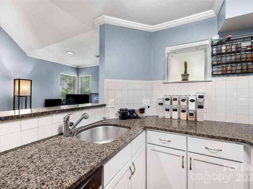 2510 Cranbrook Lane, Charlotte, NC 28207.  MLS# CAR4275950, YatesRealty ID 30539. 