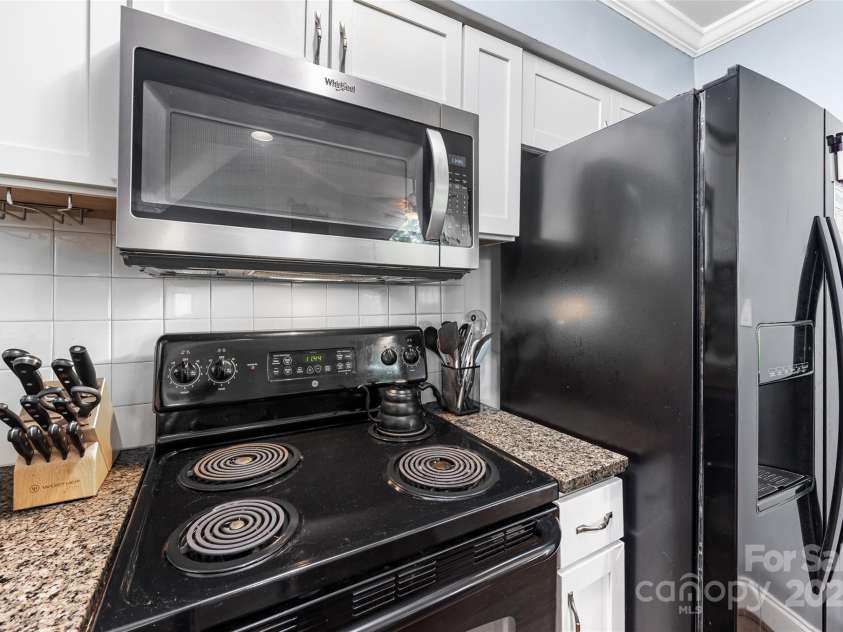 2510 Cranbrook Lane, Charlotte, NC 28207.  MLS# CAR4275950, YatesRealty ID 30539. 