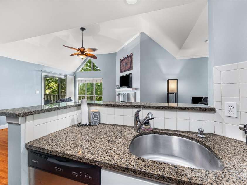 2510 Cranbrook Lane, Charlotte, NC 28207.  MLS# CAR4275950, YatesRealty ID 30539. 