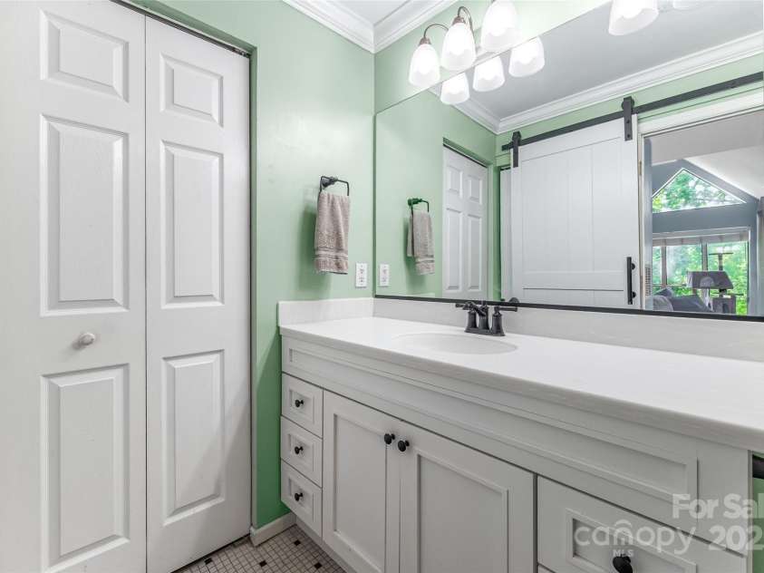 2510 Cranbrook Lane, Charlotte, NC 28207.  MLS# CAR4275950, YatesRealty ID 30539. 