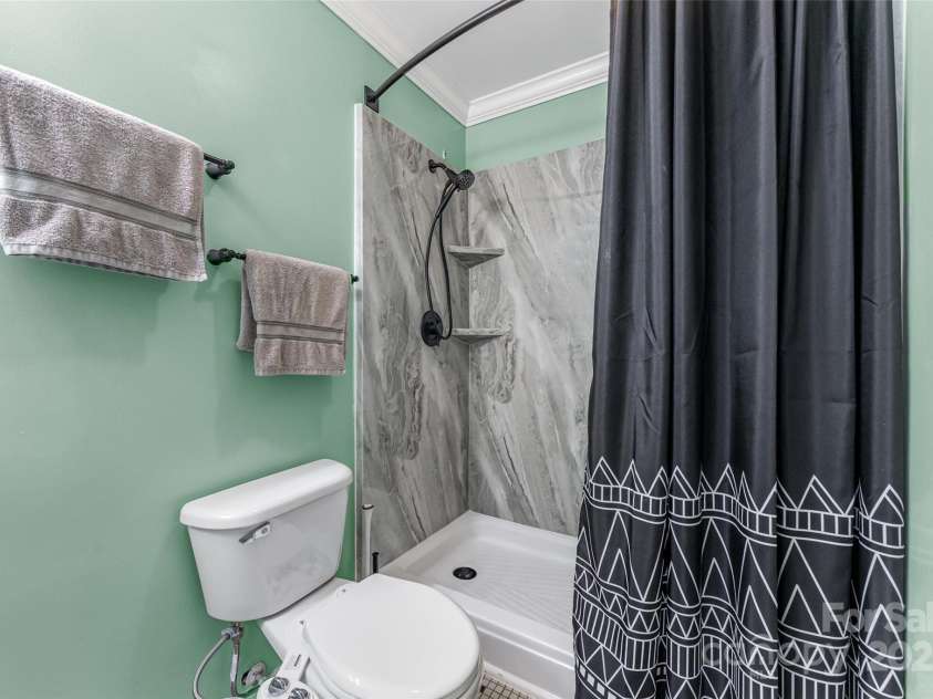 2510 Cranbrook Lane, Charlotte, NC 28207.  MLS# CAR4275950, YatesRealty ID 30539. 