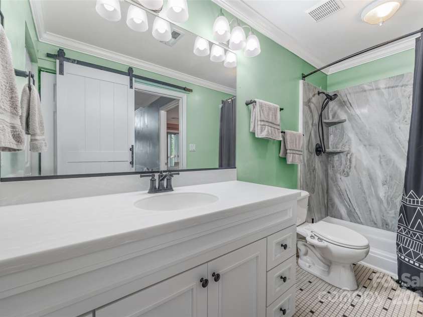 2510 Cranbrook Lane, Charlotte, NC 28207.  MLS# CAR4275950, YatesRealty ID 30539. 