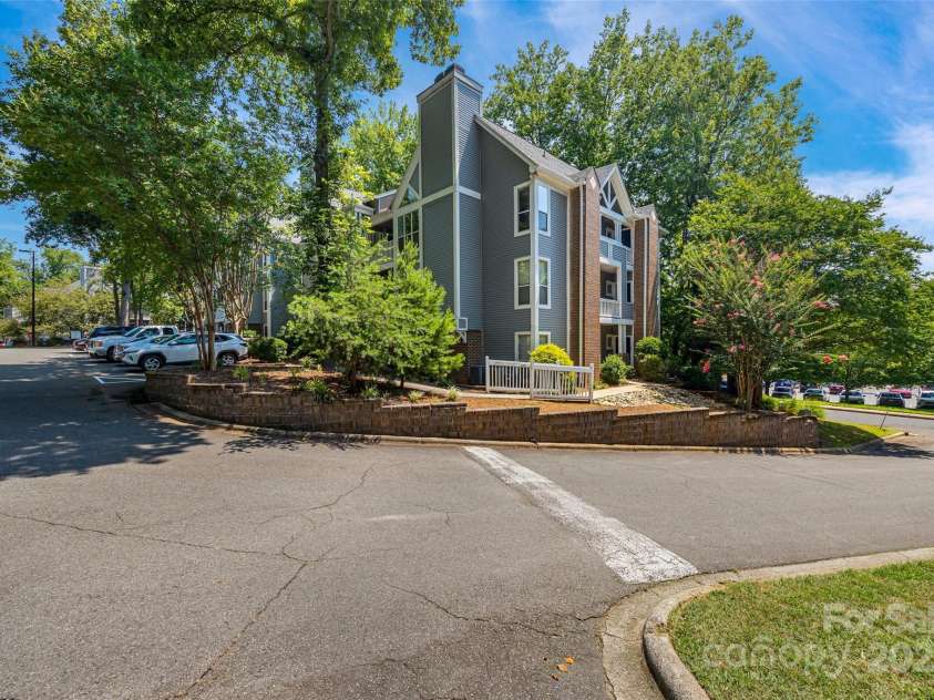 2510 Cranbrook Lane, Charlotte, NC 28207.  MLS# CAR4275950, YatesRealty ID 30539. 