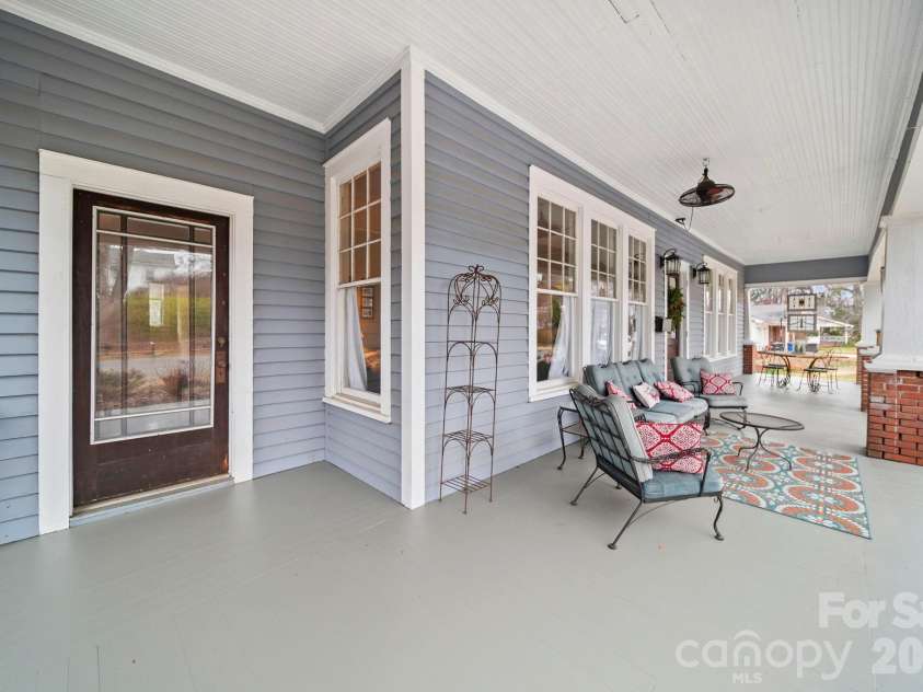 202 Oak Street, Statesville, NC 28677.  MLS# CAR4387196, YatesRealty ID 3054. 