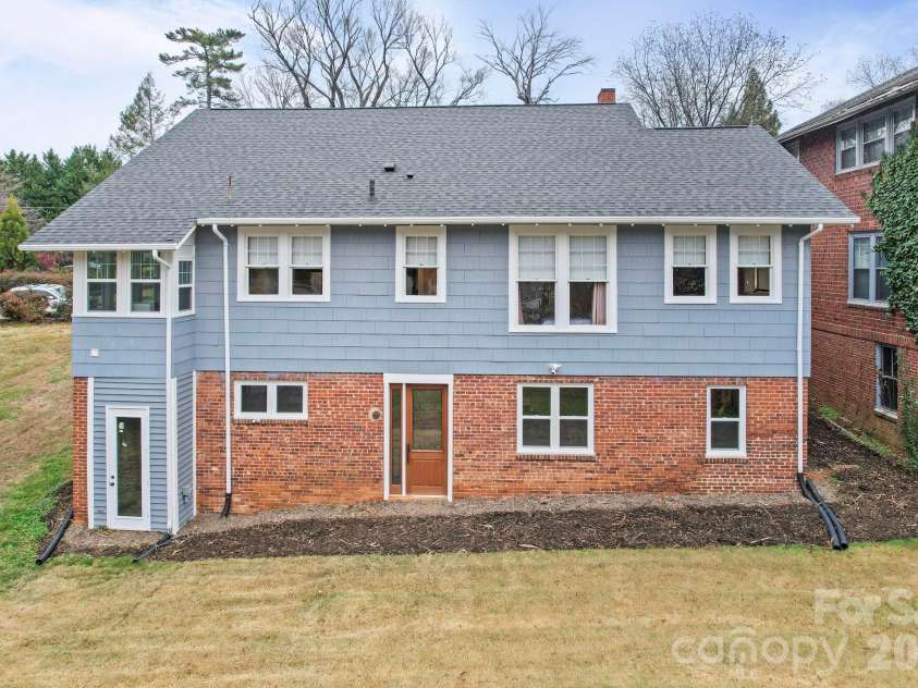 202 Oak Street, Statesville, NC 28677.  MLS# CAR4387196, YatesRealty ID 3054. 