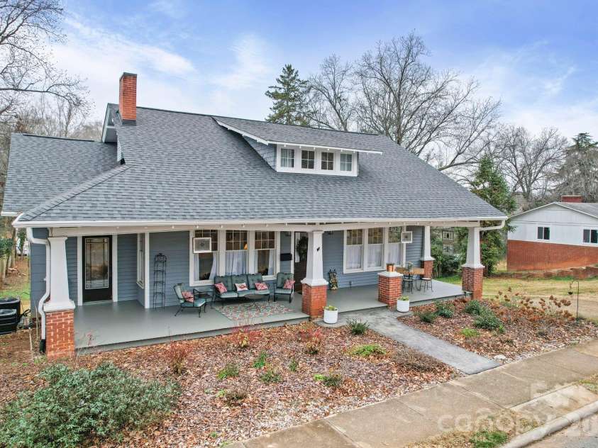202 Oak Street, Statesville, NC 28677.  MLS# CAR4387196, YatesRealty ID 3054. 