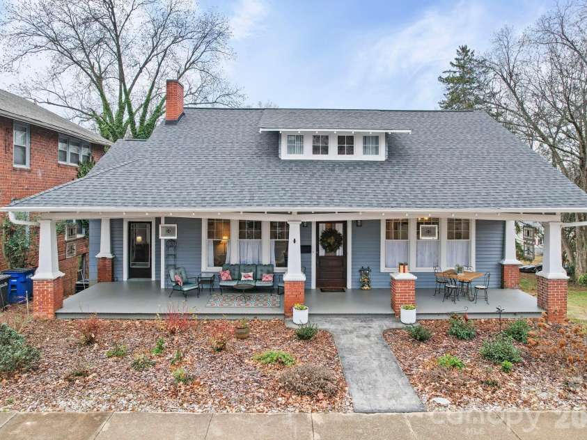 202 Oak Street, Statesville, NC 28677.  MLS# CAR4387196, YatesRealty ID 3054. 