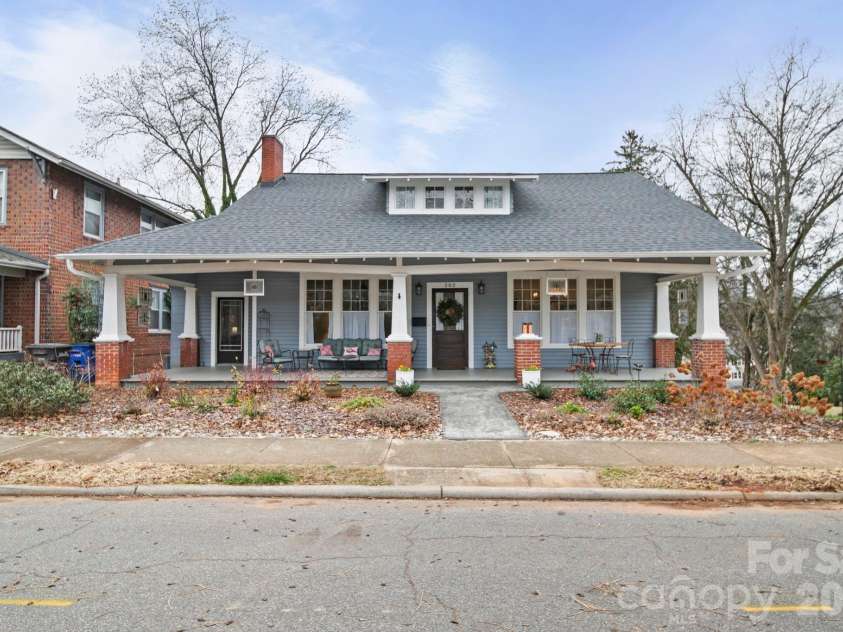 202 Oak Street, Statesville, NC 28677.  MLS# CAR4387196, YatesRealty ID 3054. 