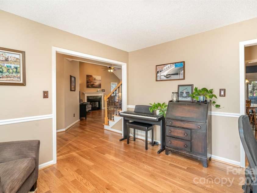 919 42nd Avenue Lane, Hickory, NC 28601.  MLS# CAR4229381, YatesRealty ID 3054. 