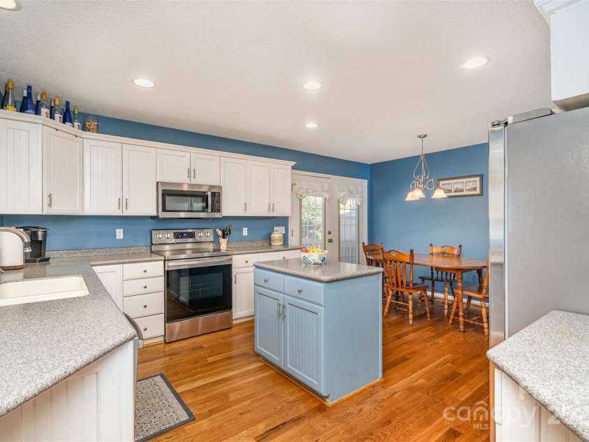 919 42nd Avenue Lane, Hickory, NC 28601.  MLS# CAR4229381, YatesRealty ID 3054. 