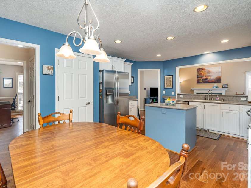 919 42nd Avenue Lane, Hickory, NC 28601.  MLS# CAR4229381, YatesRealty ID 3054. 