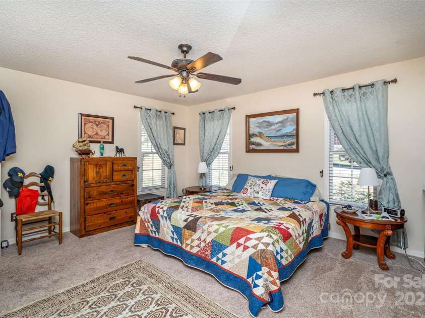 919 42nd Avenue Lane, Hickory, NC 28601.  MLS# CAR4229381, YatesRealty ID 3054. 