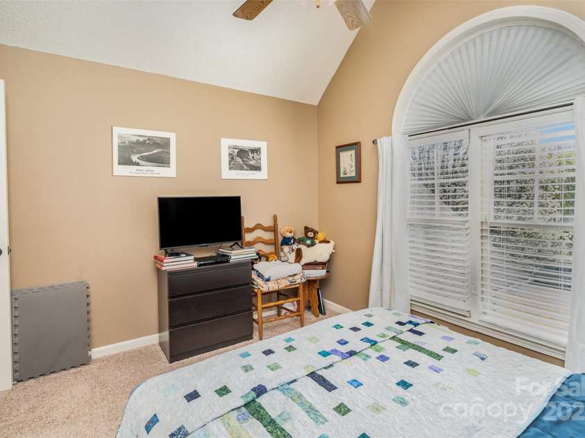 919 42nd Avenue Lane, Hickory, NC 28601.  MLS# CAR4229381, YatesRealty ID 3054. 