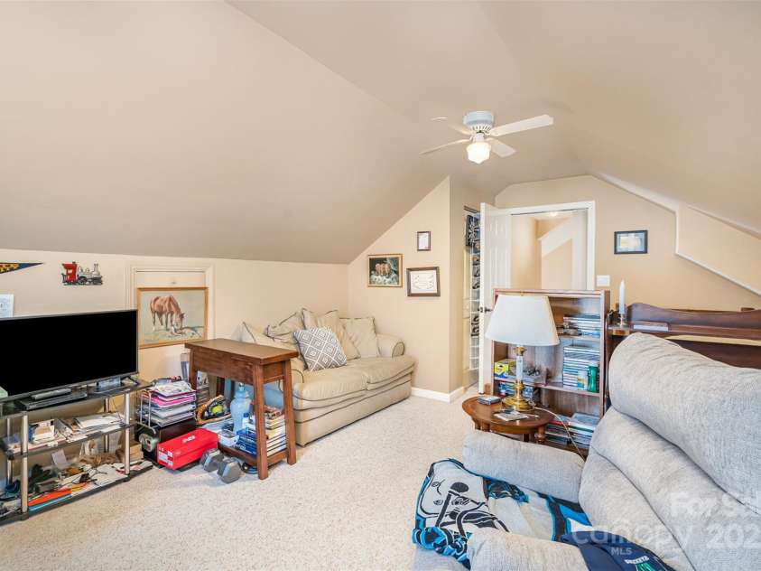 919 42nd Avenue Lane, Hickory, NC 28601.  MLS# CAR4229381, YatesRealty ID 3054. 