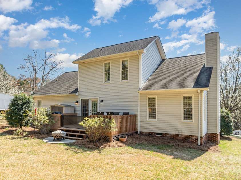 919 42nd Avenue Lane, Hickory, NC 28601.  MLS# CAR4229381, YatesRealty ID 3054. 