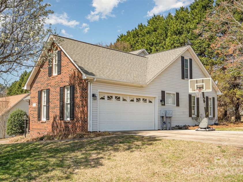 919 42nd Avenue Lane, Hickory, NC 28601.  MLS# CAR4229381, YatesRealty ID 3054. 