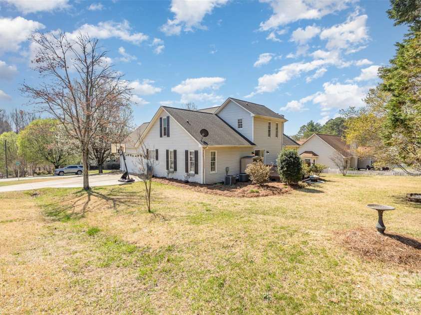 919 42nd Avenue Lane, Hickory, NC 28601.  MLS# CAR4229381, YatesRealty ID 3054. 