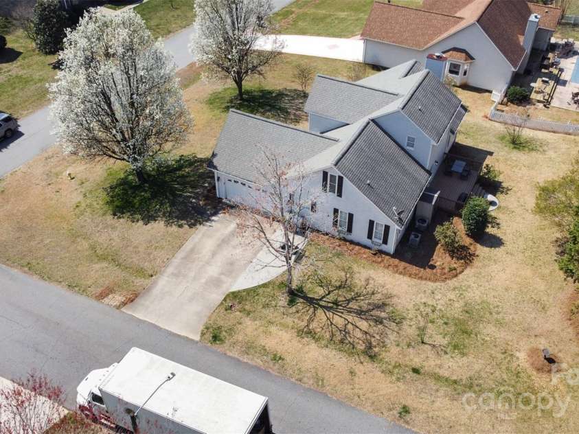 919 42nd Avenue Lane, Hickory, NC 28601.  MLS# CAR4229381, YatesRealty ID 3054. 