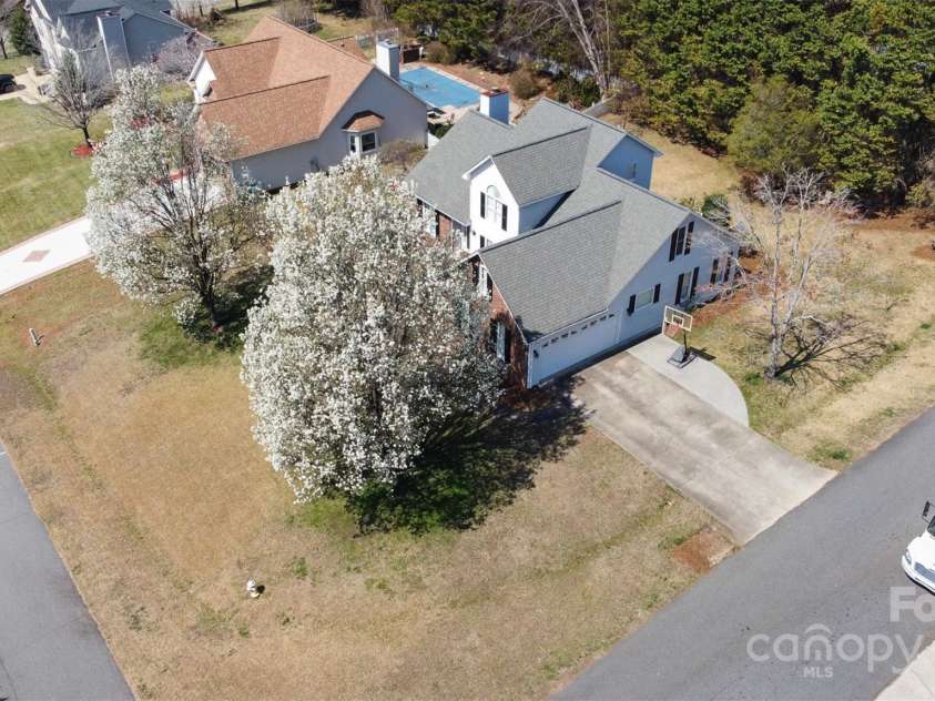 919 42nd Avenue Lane, Hickory, NC 28601.  MLS# CAR4229381, YatesRealty ID 3054. 