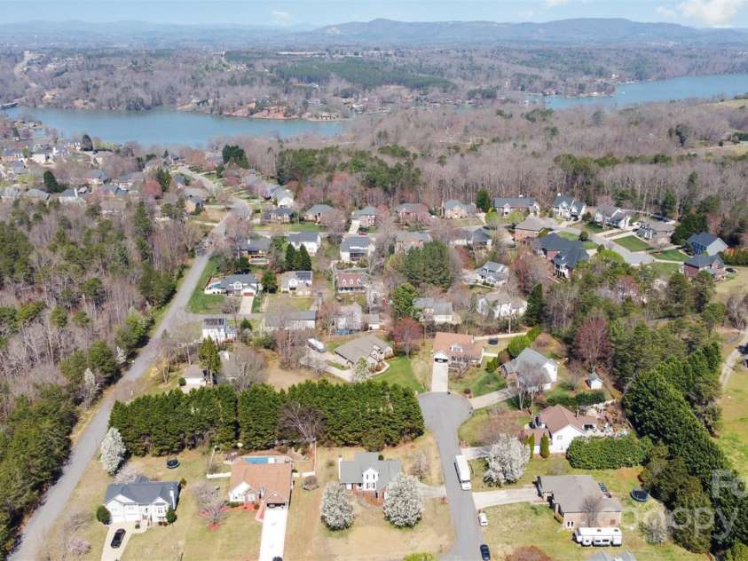 919 42nd Avenue Lane, Hickory, NC 28601.  MLS# CAR4229381, YatesRealty ID 3054. 