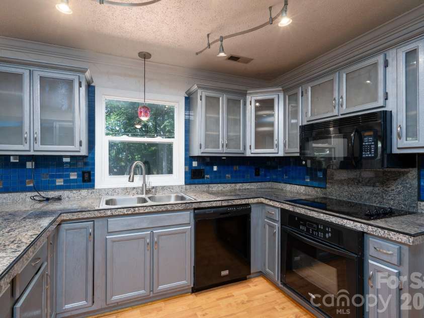 11220 Shandon Way Lane, Charlotte, NC 28262.  MLS# CAR4391284, YatesRealty ID 30541. 