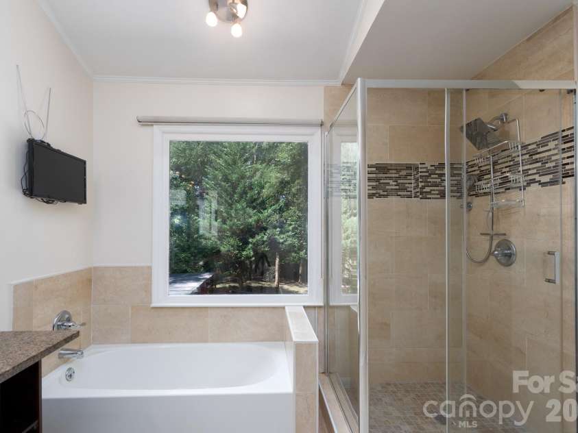 11220 Shandon Way Lane, Charlotte, NC 28262.  MLS# CAR4391284, YatesRealty ID 30541. Primary En Suite Bathroom