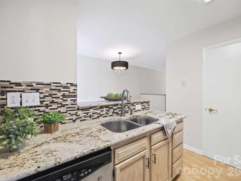 8117 Circle Tree Lane, Charlotte, NC 28277.  MLS# CAR4383359, YatesRealty ID 30542. 