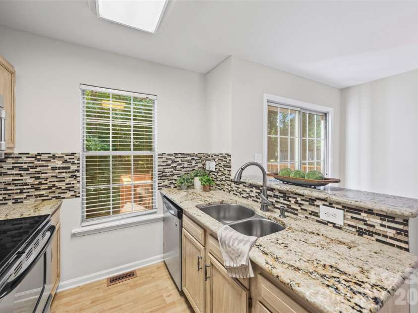 8117 Circle Tree Lane, Charlotte, NC 28277.  MLS# CAR4383359, YatesRealty ID 30542. 